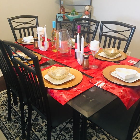 Holiday Time Table Runner with 6 (six) Matching Place Mats. - Picture 6 of 8